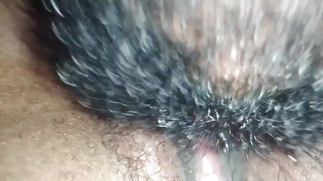 Il me lèche la chatte et le cul et me sert un creampie anal