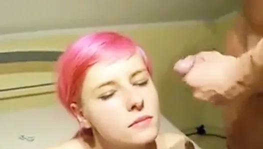 粉红色头发的女孩颜射
