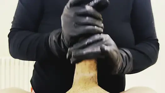 Sestraw dengan sarung tangan