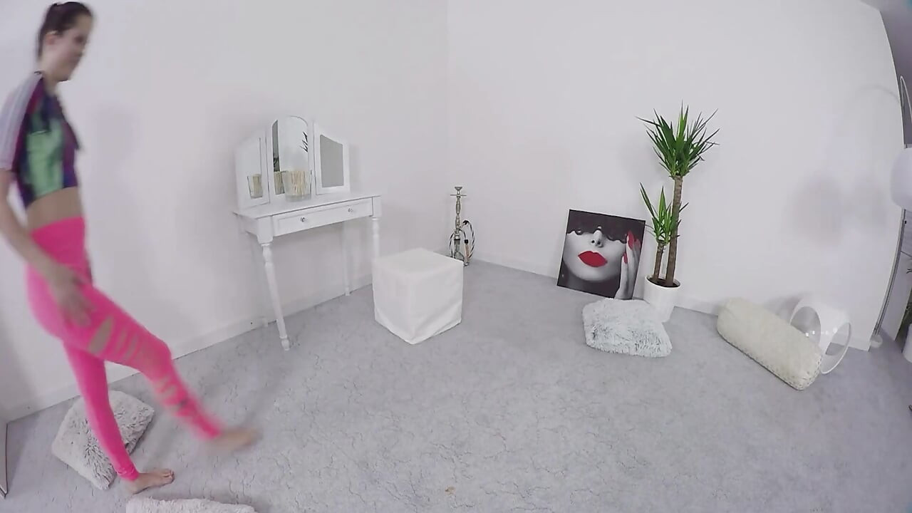 कमसिन जिमनास्ट स्ट्रेचिंग