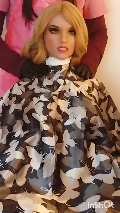Sesión de modelado con la capa de corte de pelo sedosa y suave de Lauren