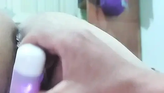 Komşum bana masaj yapıyor ve sonunda götümü sikiyor