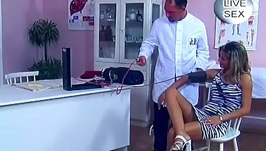 Pasien rambut pirang nyepong kontol dokter sebelum dientot habis-habisan di lantai