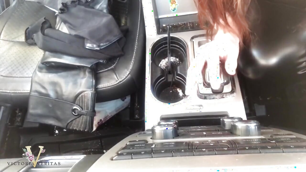 Jazda Stick Shift i squirting w My Car Leather Fetish Gone Wild ze skórzanymi rękawiczkami, Skórzane spodnie, Skórzana sukienka, Skóra