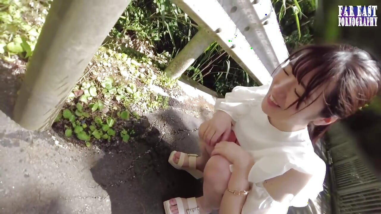 Wet-mark vaga mentre lascia un sentiero scintillante ovunque si spoglia per il primo metà