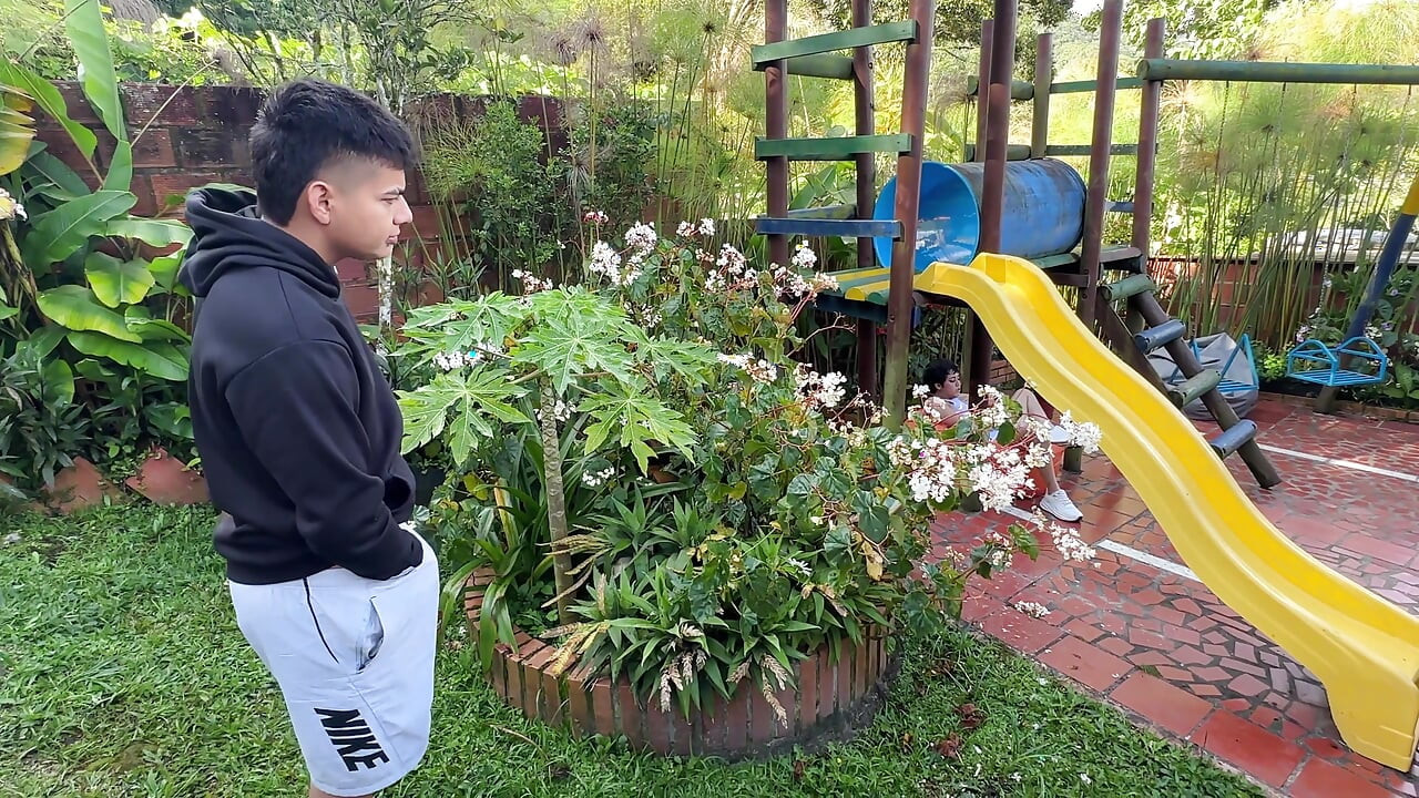 Meu jardineiro da casa me vê me masturbando e fica com tesão, então eu decido agradá-lo me deixando colocar seu pau enorme dentro