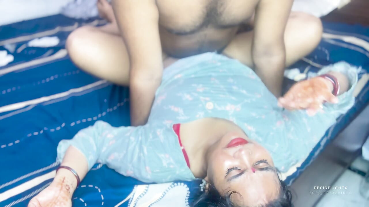 El padrastro me atrapó tocando mi coño y me dejó, video hindi de sexo