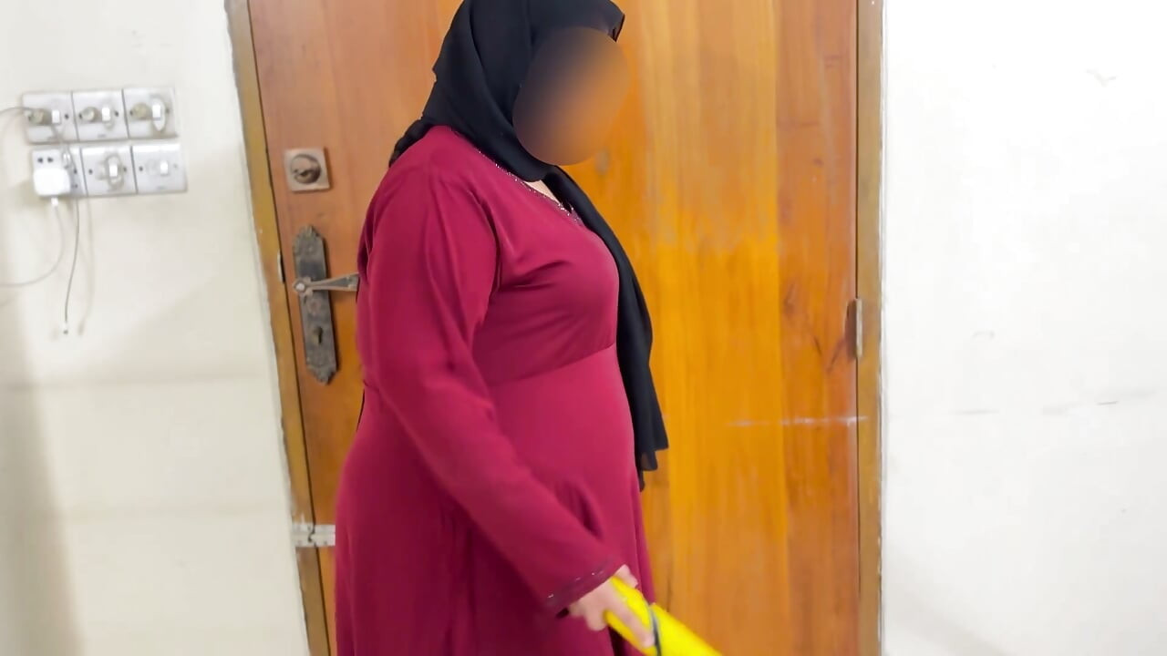 Arabska piękna pokojówka sprzątająca mój pokój i widzę jej ogromny tyłek i ogromne cycki