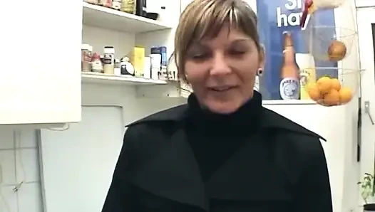 Зрелая блондинка мастурбирует дилдо мокрую киску до оргазма со сжиманием