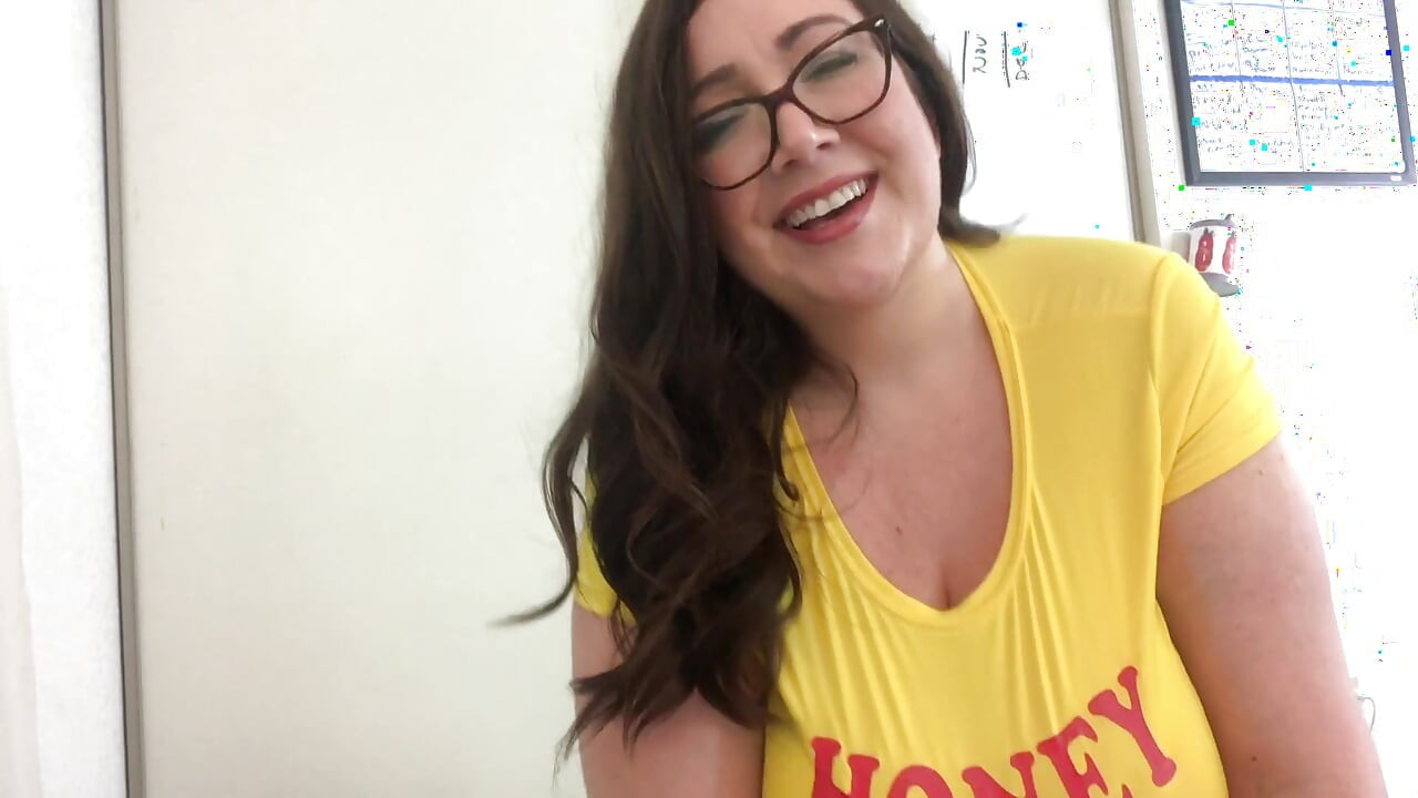 Busty BBW krawędzie cię w ciasny top