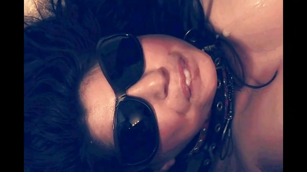 עבדת מאוננת עם שני דילדואים ואז מקבלת זרע על התחת שלה