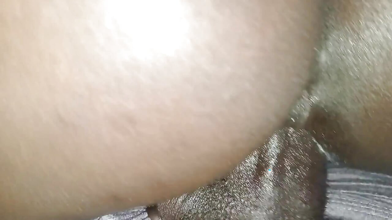 Mi hermanastra de ébano monta mi polla hasta que me corro, ella tiene un coño cremoso y apretado