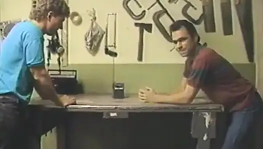 Çok seksi klasik sarışın kız 69 pozisyonunda amcığını emiyor