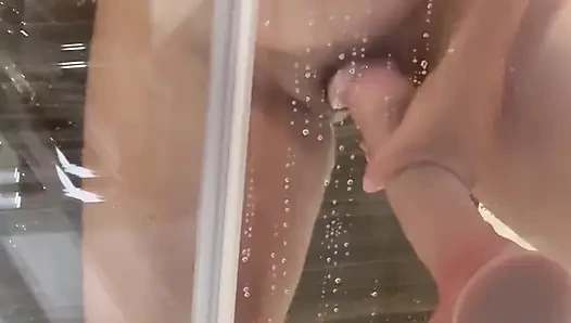 Tante semok latina lagi asik muasin memeknya pakai dildo ukuran raksasa di kamar mandi