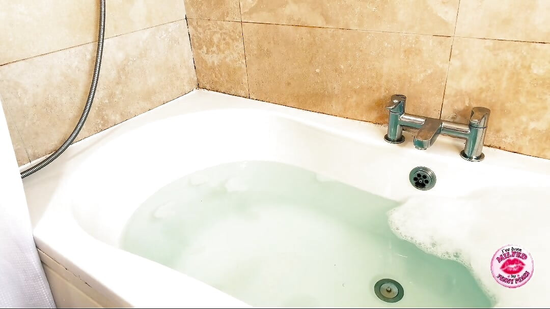Geil in der Badewanne mit meinem dicken, schwarzen, prallen Dildo – tief, neckend und immer wieder hart abspritzen