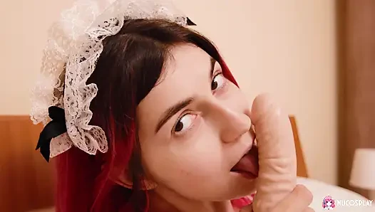 Yalnız kızıl saçlı hizmetçi Toffina yatakta bir seks oyuncağıyla oynuyor.