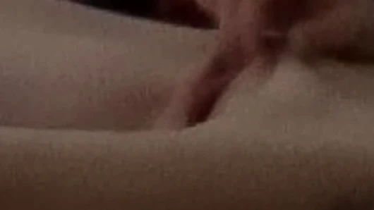 Snowbunny si cewek penurut lagi asik mainin memeknya