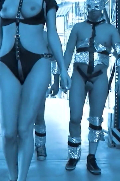 Scène De Domination Allemande - Une Blonde En Tenue Fétiche