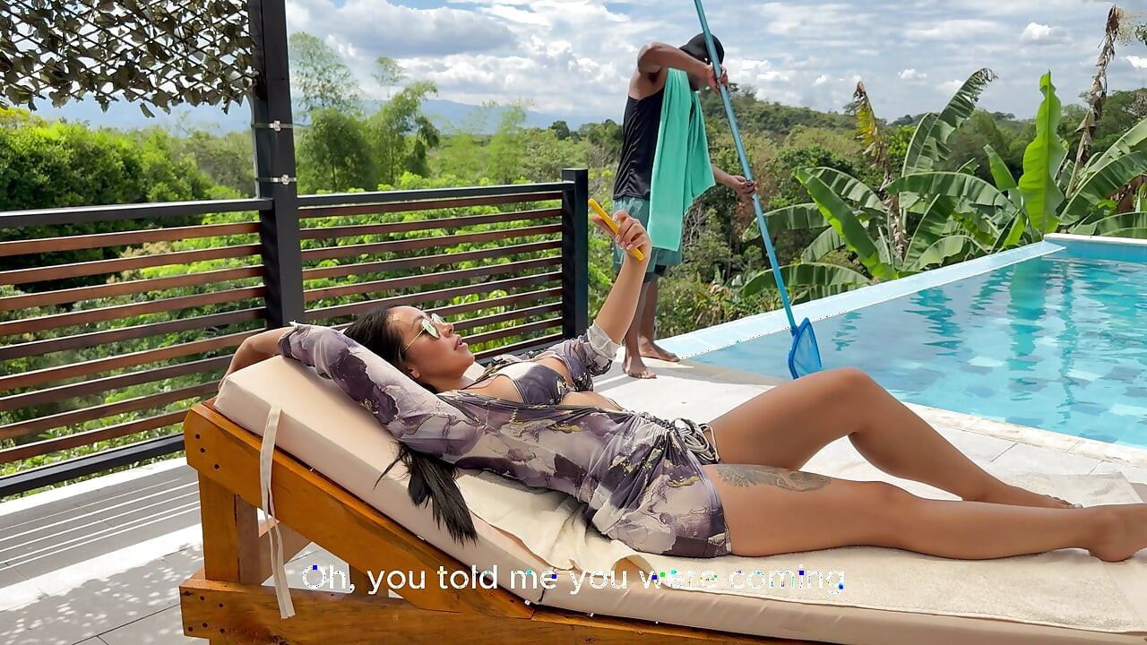 Una Morena Latina De Enormes Senos No Puede Resistir Follarse Al Chico De Gran Polla De Negra De La Piscina.
