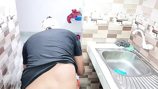 Memek desi bhabhi disetubuhi di ruang dapur oleh dever