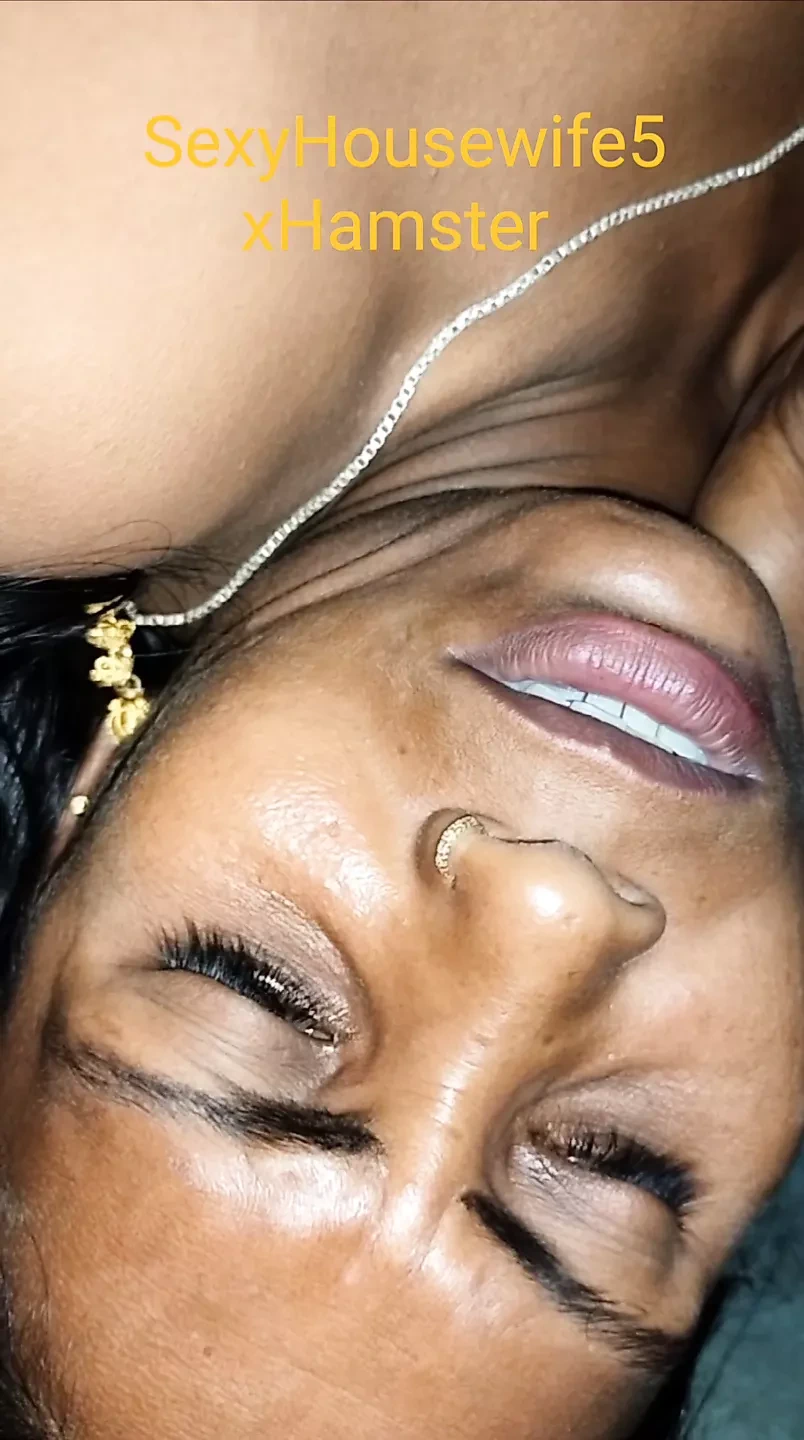 性感的 Bhabhi Lund Chus Rahi Hai