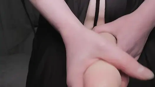 Anne Hanımefendi Futanari Büyük Penisiyle Penisini Masastürbasyon Yapıyor ve Ağzına Boşalıyor