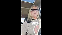 Соло - белая горячая сексуальная бабушка в ее машине