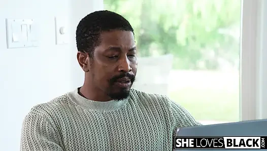 Возбужденная крошка Nicole Aria сосет большой черный член перед скачкой на нем