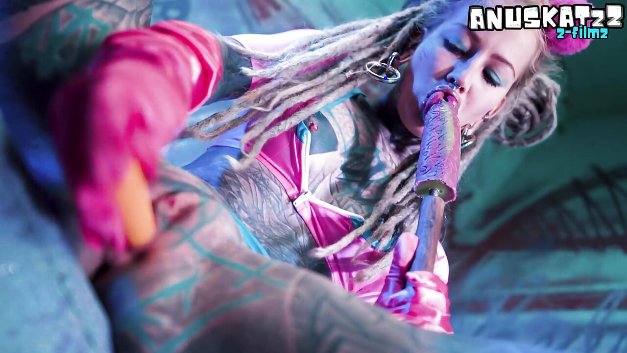 Mørk Goth Babe Med Fuldt Ærme Bryster DP's Hendes Røv & Fisse Solo - Svedig Legetøj Kneppe & Røv-til-mund