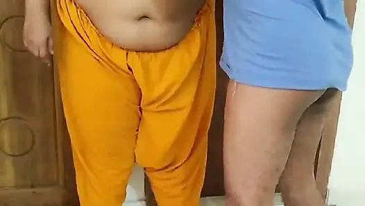 Kayınpeder egzersiz yaparken Hintli kızını sikiyor rani