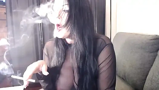 Anna raucht sexy hauchdünnes nylon-top