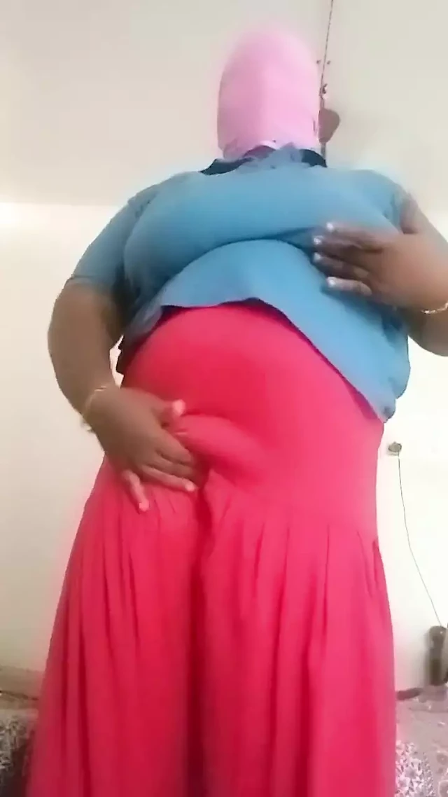 Tamil housewife in bedroom finger performance videos