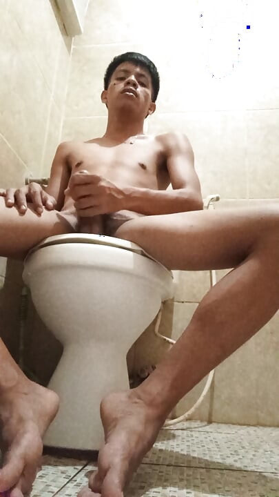 Filippinsk Twink Jerk Off på badet - FLESHLAB Exclusive