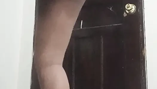 Meine tante nackt, zieht sich in ihrem zimmer um.