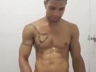 Un garçon brésilien sexy prend une douche