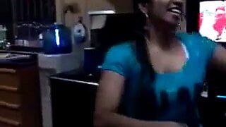 Une fille tamoule danse et montre son corps nu