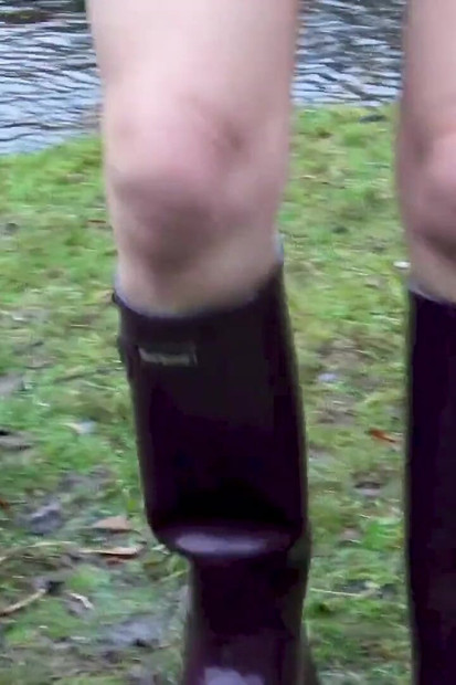 Welly sploshing με μπότες και χωρίς εσώρουχα!