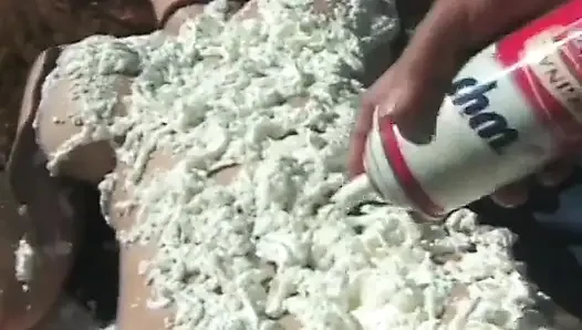 Ateşli esmer ve adam krem şanti ile kaplanıyor