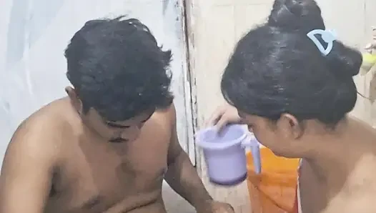 Adik tiri dan adik tiri berbagi ranjang dan ngentot habis-habisan