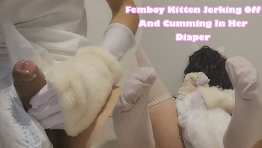Femboy kitten masturbando e gozando em sua fralda