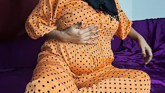 The desi whore wife quenched her thirst. Alone at home, she inserted a toy into her pussy and released water.