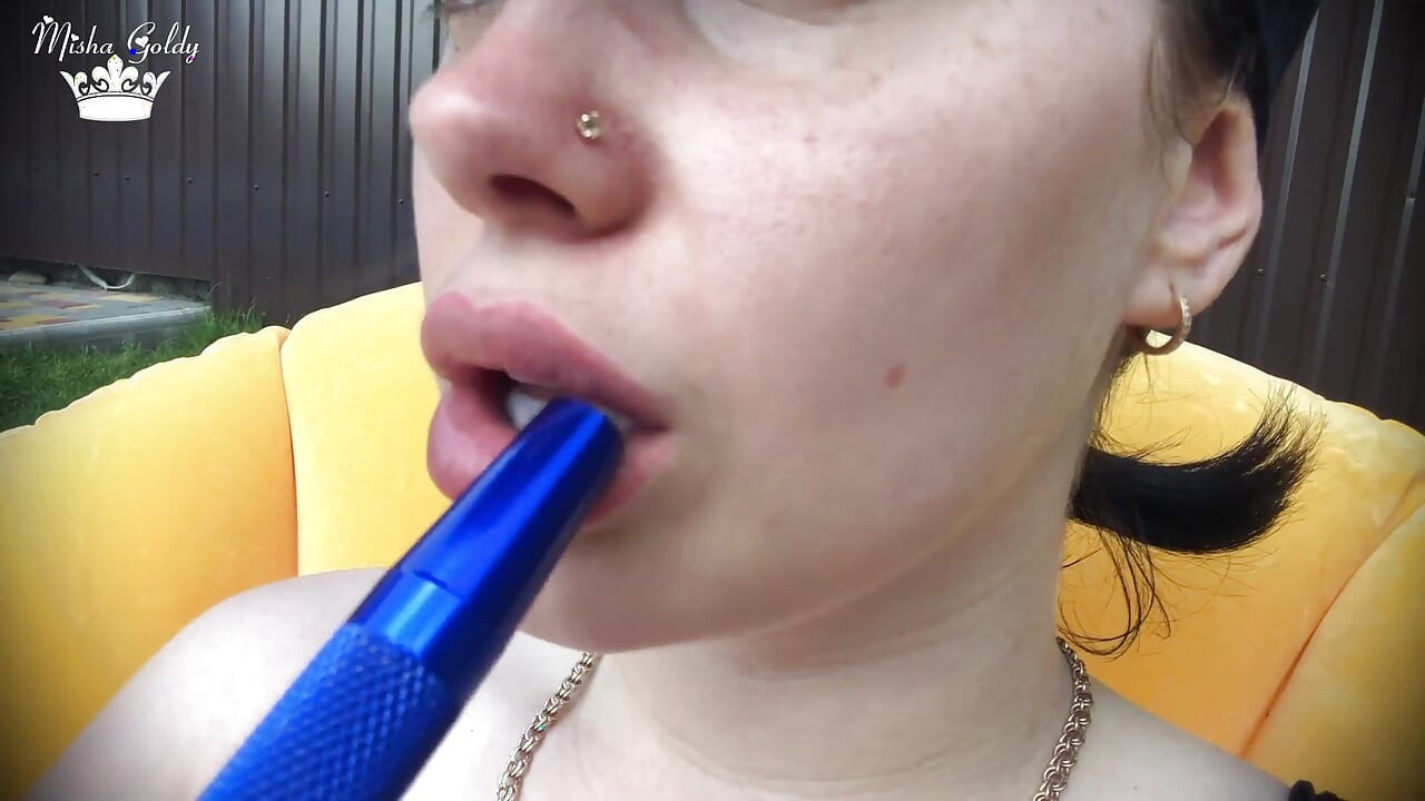 Hookah rokend buitenshuis en grote lippen plagen