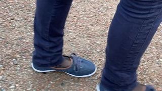 Cammina in jeans attillati e nylon 2