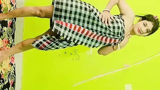 Gadis itu bersenang-senang dengan tubuhnya.