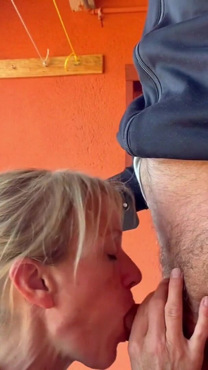 VASKEMASKINERUM - NABOEN SUTTER PIK OG JEG KOMMER I MUNDEN PÅ HENDE | Klip 1