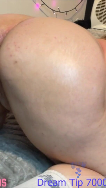 NAPALJENA STIDLJIVA DEVOJKA SE IGRA U KREVETU I STENJE ZA MOMKE KOJI JE JEBU | Klip 1