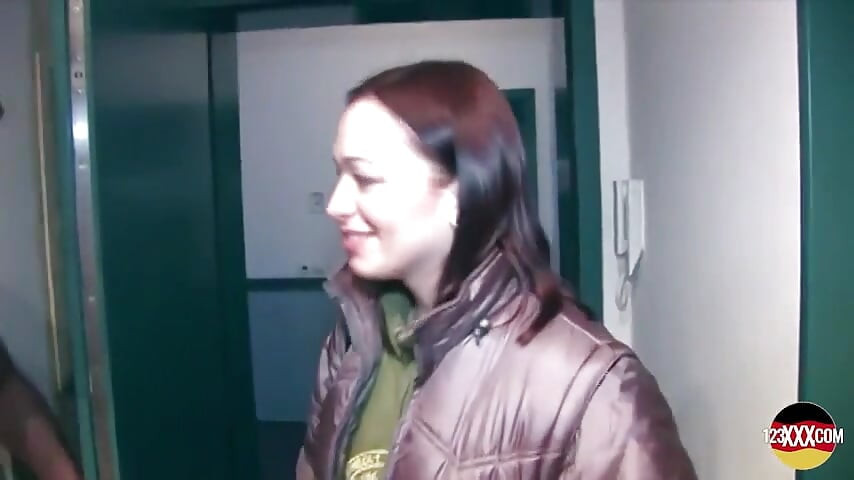 Drăguța vine să verifice apartamentul, dar, de asemenea, are parte de pizda ei umedă