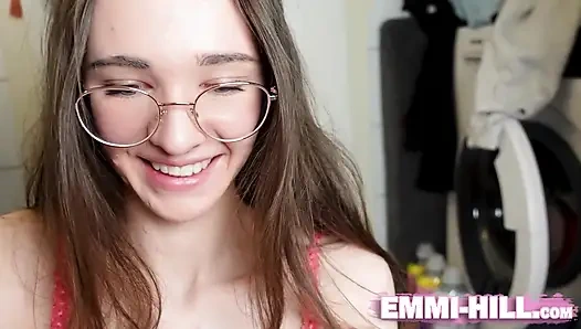 Грязный разговор с очень худенькой девушкой, которая трахает ее большую киску