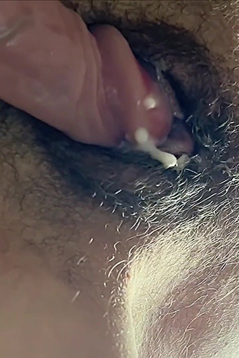 18 Yaşındaki Bakire Arkadan. Büyük Bir Dildo Onu Ovuyor Ve Boşaltıyor!!!