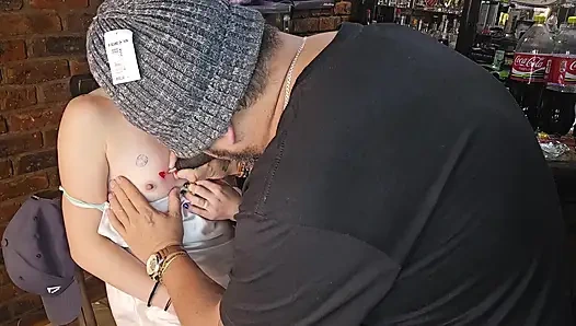 Üvey kız kardeş meme ucunun yanında külotsuz kalp dövmesi istiyor